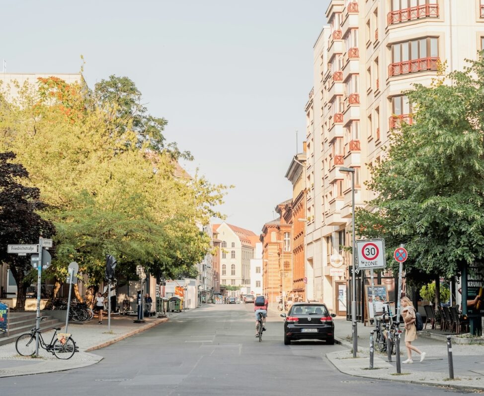 Straße mit Gebäuden und Bäumen.